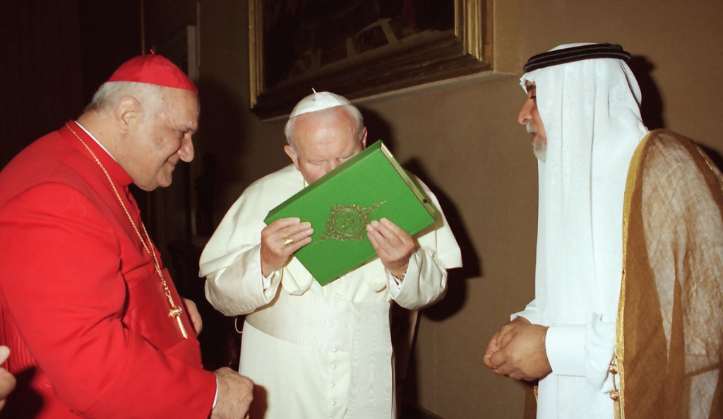 Papież Jan Paweł II w środku całuje Koran, Świętą Księgę Islamu, na zdjęciu zrobionym 14 maja 1999 roku w Watykanie. Chaldejski patriarcha Rafael I Bidawid po lewej. AP Photo / L'Osservatore Romano