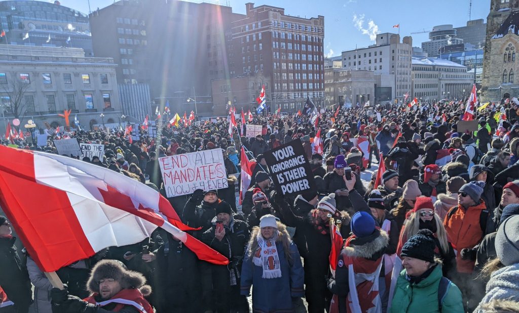 ‚Nie wrócimy do domów dopóki wszyscy nie będziemy wolni.” – Konwój Wolności pod kanadyjskim&nbsp;Parlamentem